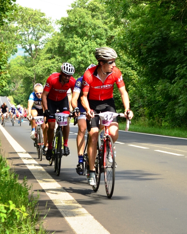 DSC_1042 ...A DOJÍŽDĚLI JEJ CYKLISTÉ (START ZDRŽEN)