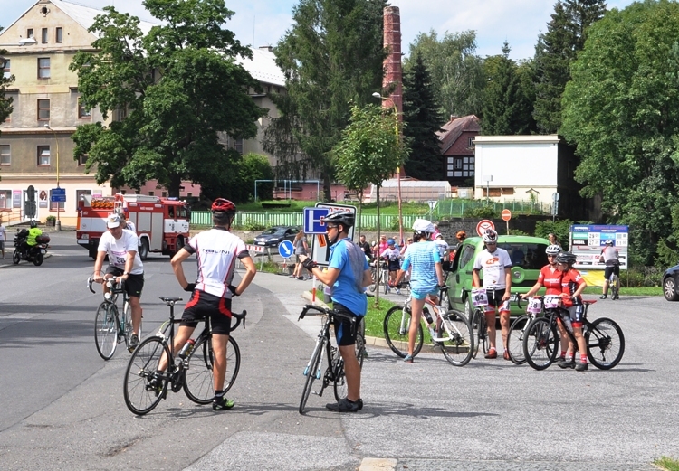 DSC_0400  SROCOVÁNÍ CYKLISTŮ (-TEK) PŘED STARTEM