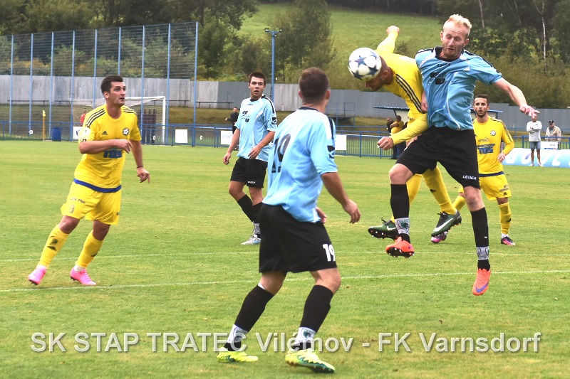 VIL-VDF 3 Souboj ve středu hřiště, z hostů vlevo Fenin, vpravo vzadu Durdevič